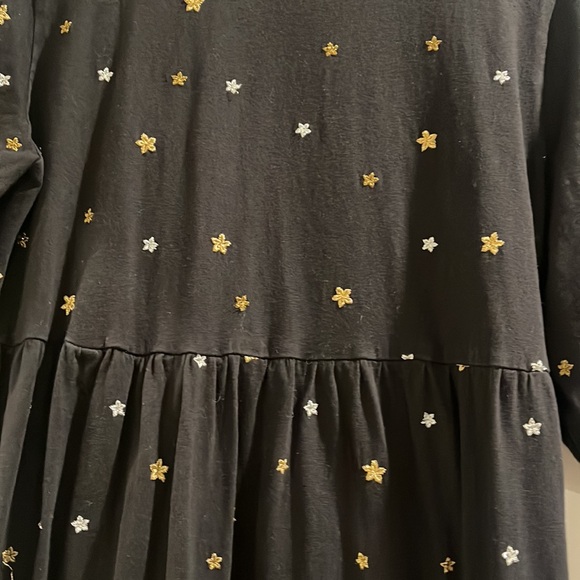 ASOS DESIGN midi tiered smock dress with all over star embroidery in black - Picture 3 of 5